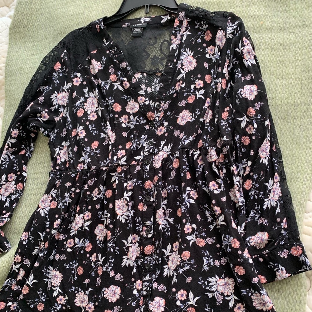 Beautiful Torrid button up tunic size 1